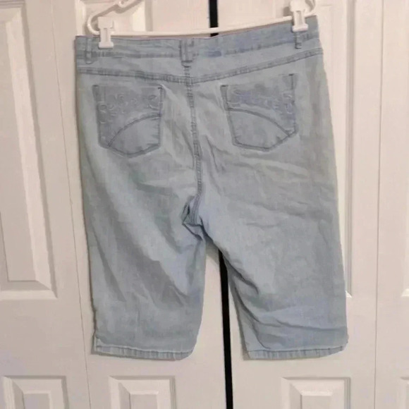 Gloria Vanderbilt embroidered light denim blue jean Capri pants - Picture 6 of 10